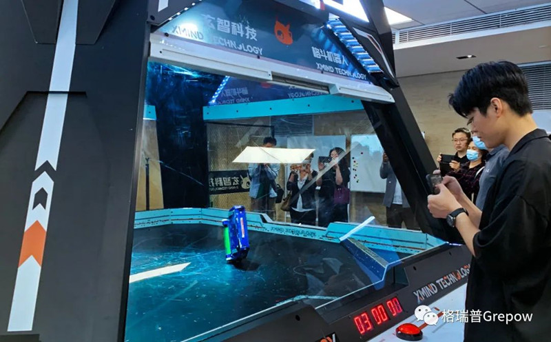 玄智科技同事在新辦公場(chǎng)所，展示了輕量級(jí)格斗機(jī)器人表演