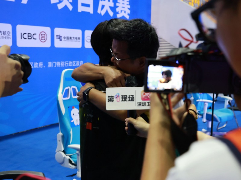 小白奪冠，師傅黃教練忍不住淚灑現(xiàn)場